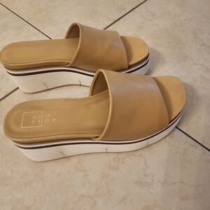 NWOB ShuShop Camel Platform Slides